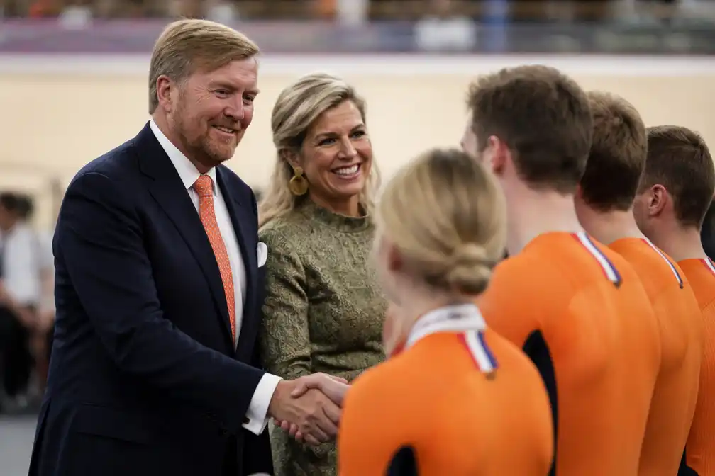 Koning en koningin feliciteren baanwielrenners met wereldtitels in Shanghai
