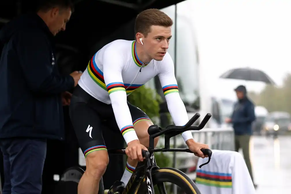Evenepoel begint in regenboogtrui aan zijn laatste koers: Chrono des Nations