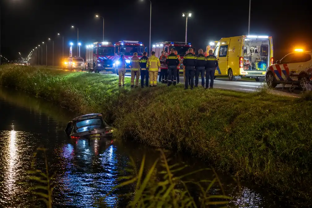 Dode bij ongeval op A325 bij Elst, auto belandt in water