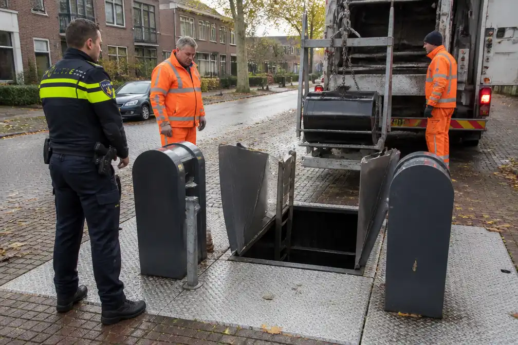 Oudere man valt drie meter diep in gat van ondergrondse afvalcontainer in Den Bosch