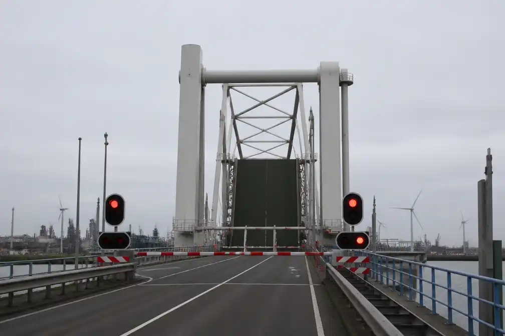 Calandbrug in Botlek weer dicht door storing, oorzaak onduidelijk
