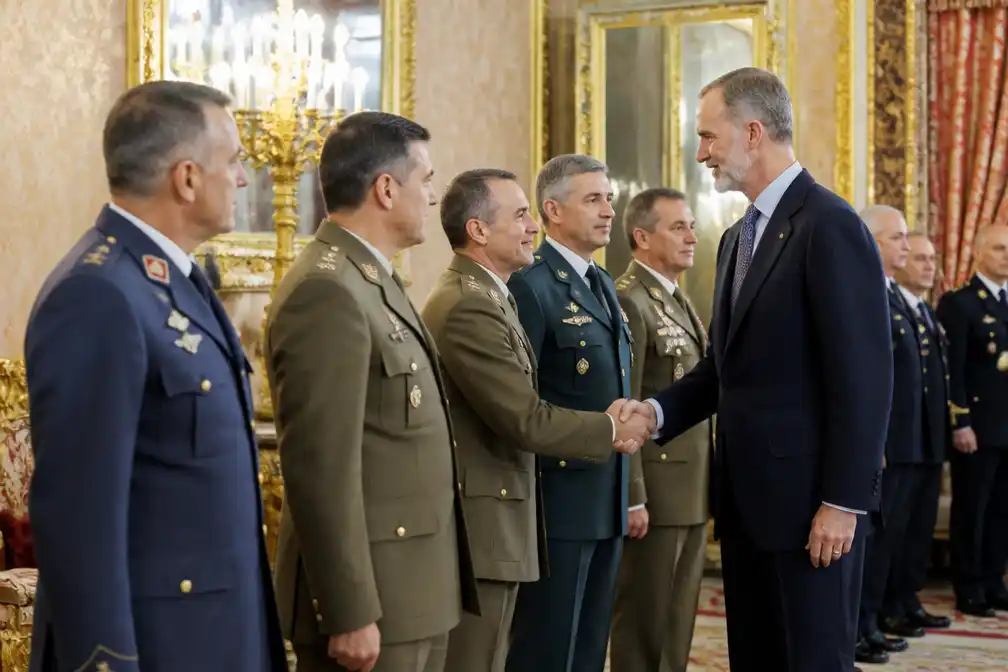 Spaanse koning Felipe ontvangt militaire officieren op paleis in Madrid