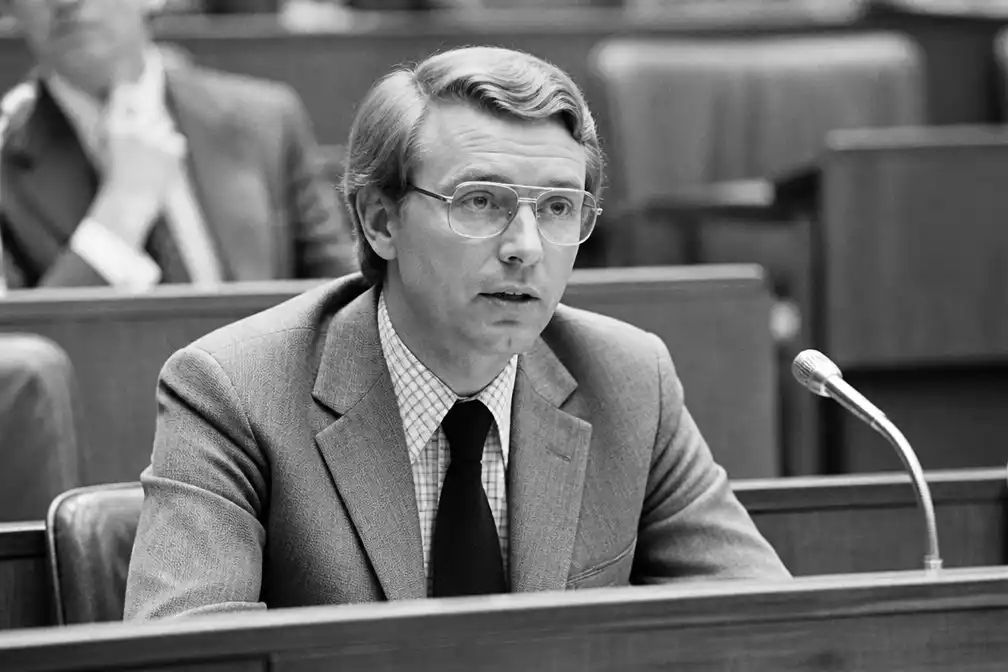 Coos Huijsen, 's werelds eerste openlijk homoseksuele parlementariër, overleden op 87-jarige leeftijd