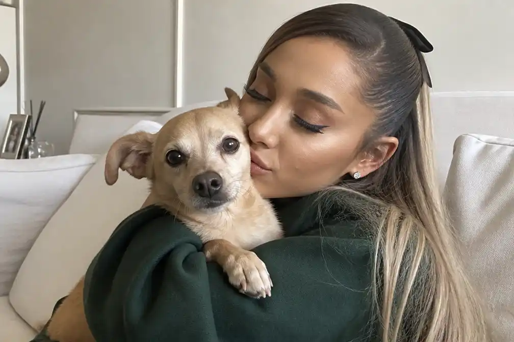 Ariana Grande rouwt om overlijden van hond Coco