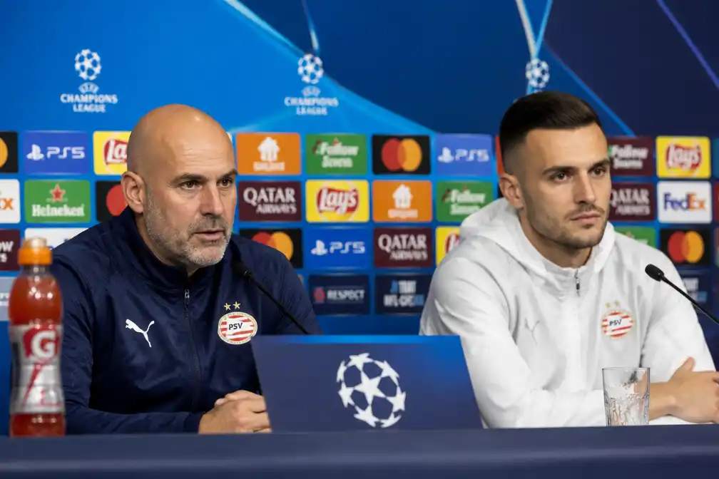Bosz en Kostic stralen vertrouwen uit in Porto bij persconferentie van PSV