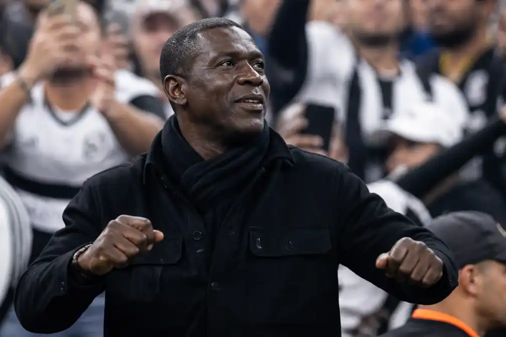 Seedorf ziet vanaf de tribune Corinthians niet winnen van Vitória (1-1)