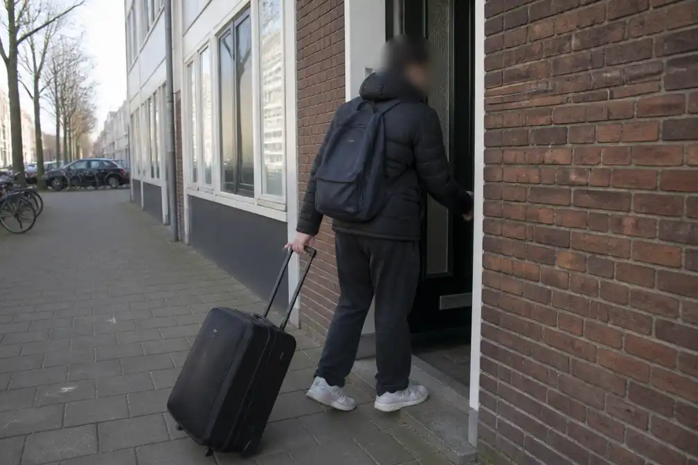 Bekenden van frauderende Rotterdamse ambtenaar moeten tienduizenden euro's terugbetalen