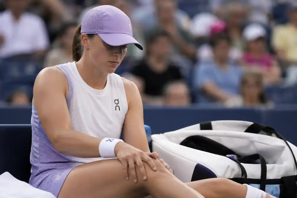 Świątek trekt zich met dijbeenblessure terug van Ningbo Open en mist WTA Finals