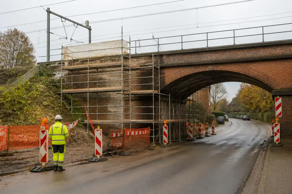 Infrabel vernieuwt metselwerk van spoorbruggen in Weerde, hinder tot december 2026