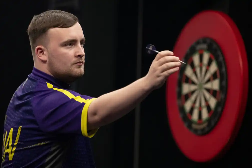 Luke Littler neemt het op tegen twintig amateurs, 586.000 euro voor wie hem verslaat
