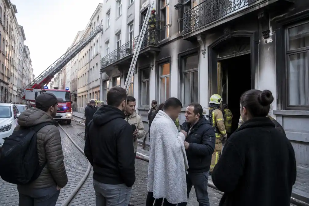 Brand in overbevolkt Brussels appartementsgebouw: voorbijgangers voorkomen erger
