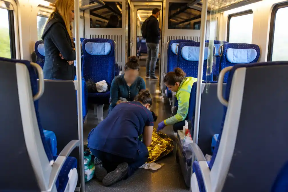 Hoogzwangere vrouw bevalt in gangpad van rijdende trein in Groningen
