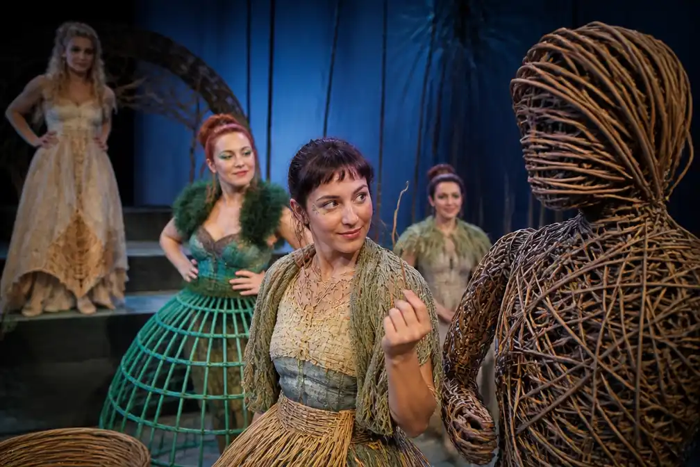 Wicker verdeelt recensenten: eigenzinnige sprookjessatire of iets voor een musical