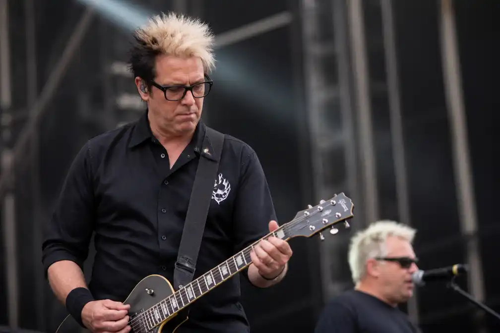 The Offspring-gitarist Noodles legt optredens stil vanwege gezondheidsproblemen