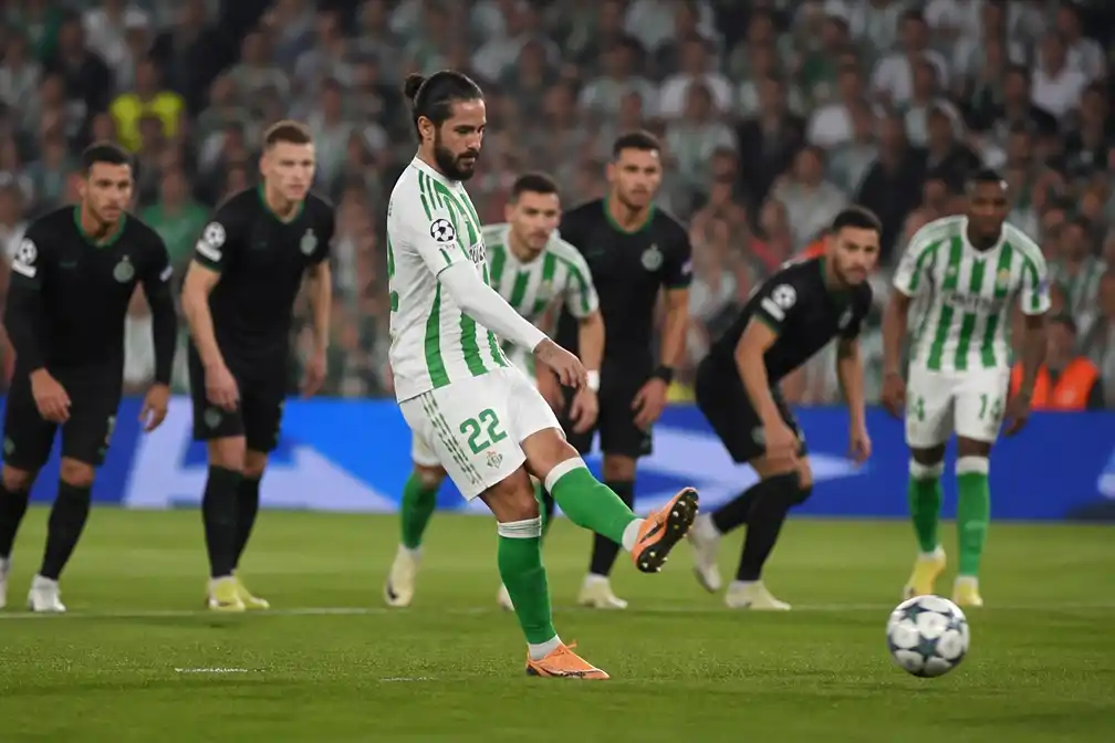 Feyenoord verliest met 1-0 bij Real Betis door strafschop Isco