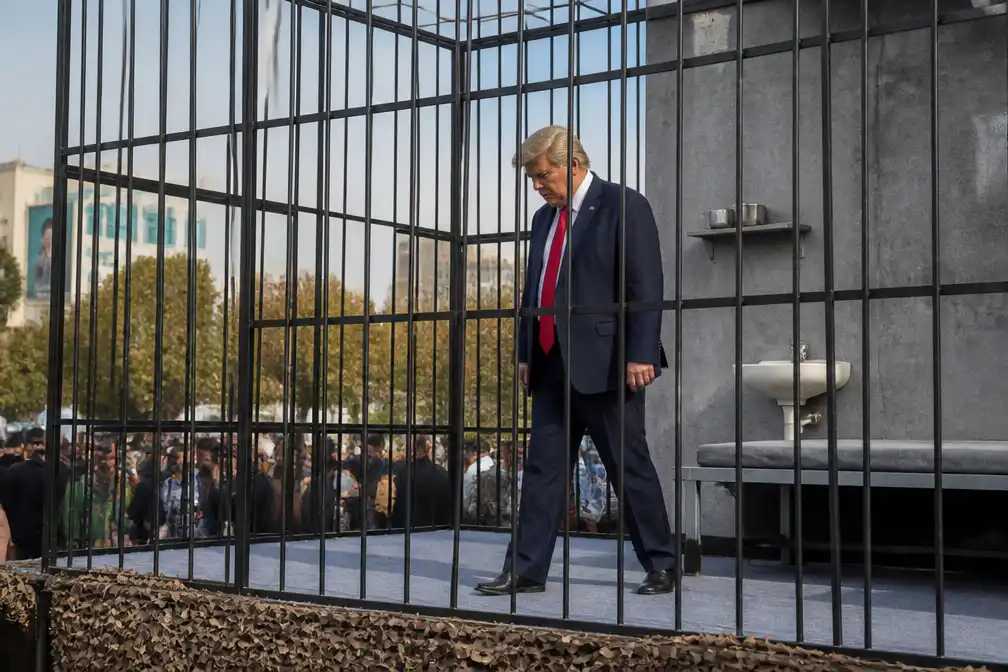 Acteur verkleed als Donald Trump achter tralies in Teheran