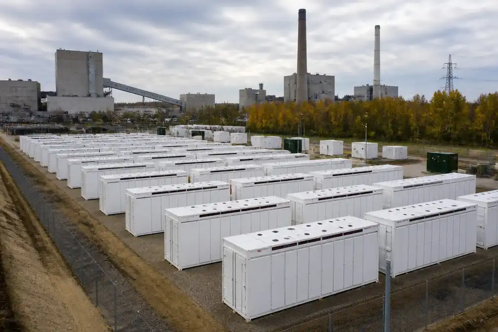 106 Tesla-batterijen geleverd voor Storm-batterijpark op site van oude centrale Langerlo in Genk