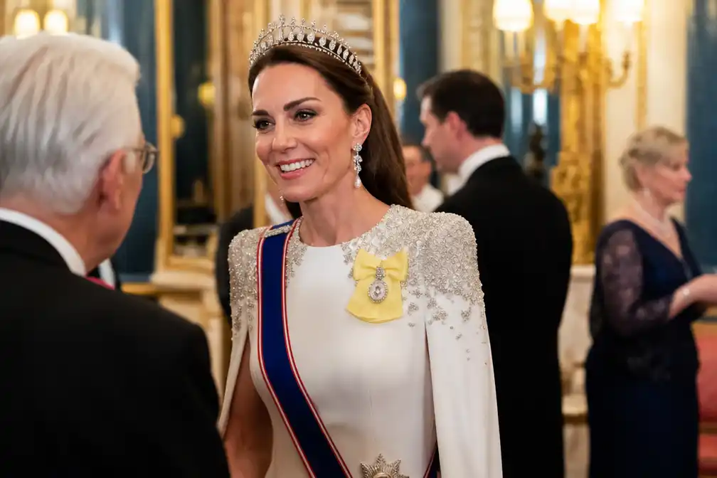 Nieuw diadeem voor Mary en capejurk voor Catherine bij drie staatsbezoeken