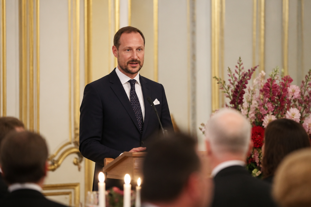 Koning Haakon mist vader Harald bij diner voor Storting in eerste toespraak als koning