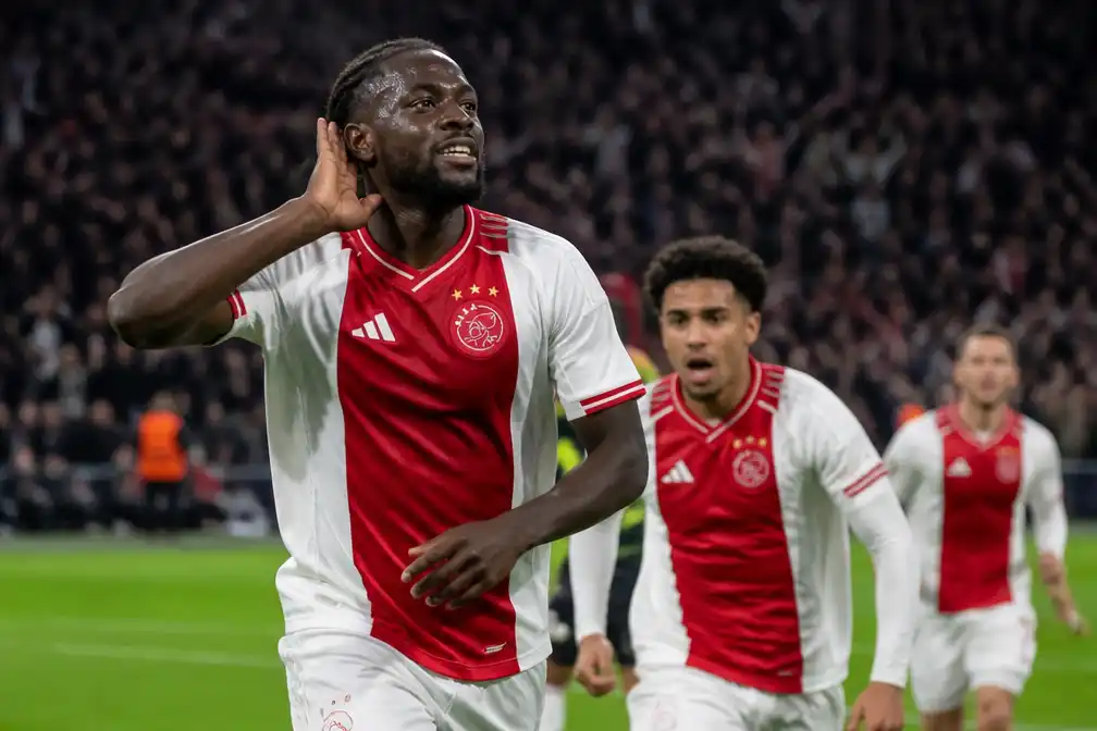 Tolu Arokodare bezorgt Ajax late zege op Atalanta en wil graag blijven