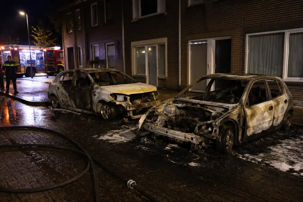 Twee auto's volledig uitgebrand op Boerhaavestraat in Geleen