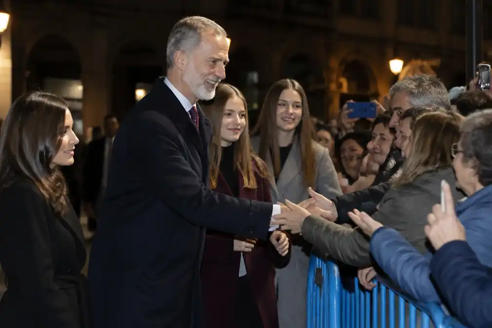 Spaans koningsgezin begroet juichende menigte in Oviedo na concert Prinses van Asturiëprijzen