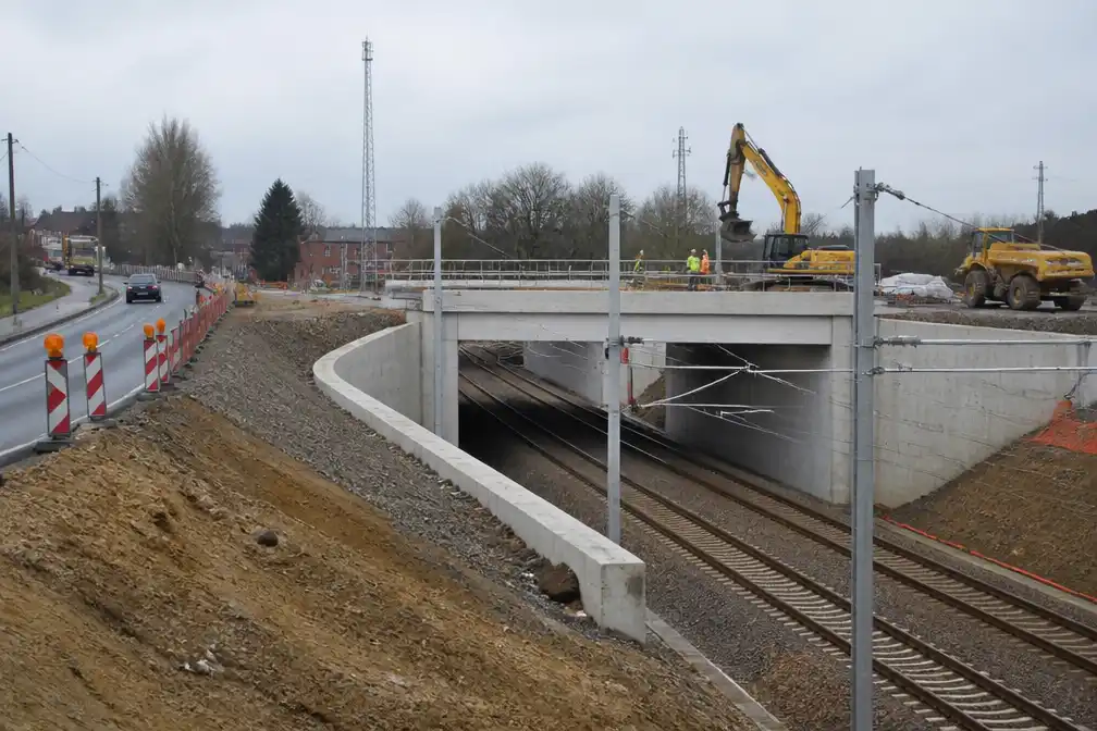 Infrabel vervangt alle zeven spoorwegovergangen in Bilzen-Hoeselt door tunnels en bruggen