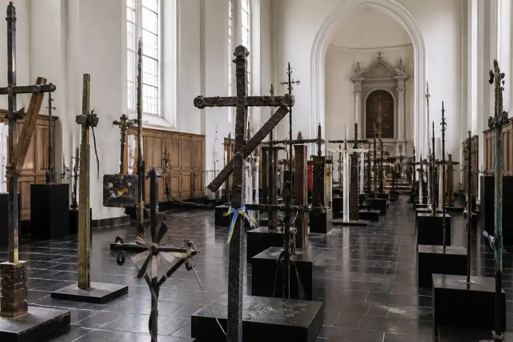 Tentoonstelling met 250 handgemaakte kruisen voor Oekraïense oorlogsslachtoffers in kerk van Oelegem
