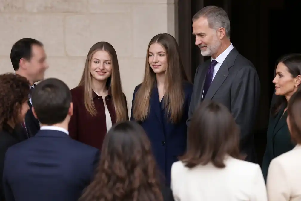 Spaanse prinsessen Leonor en Sofía ontmoeten winnaars Universiteit van Oviedo