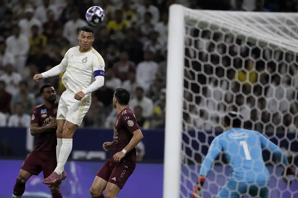 Ronaldo komt met kopbal op 982 goals bij 3-1 zege van Al-Nassr