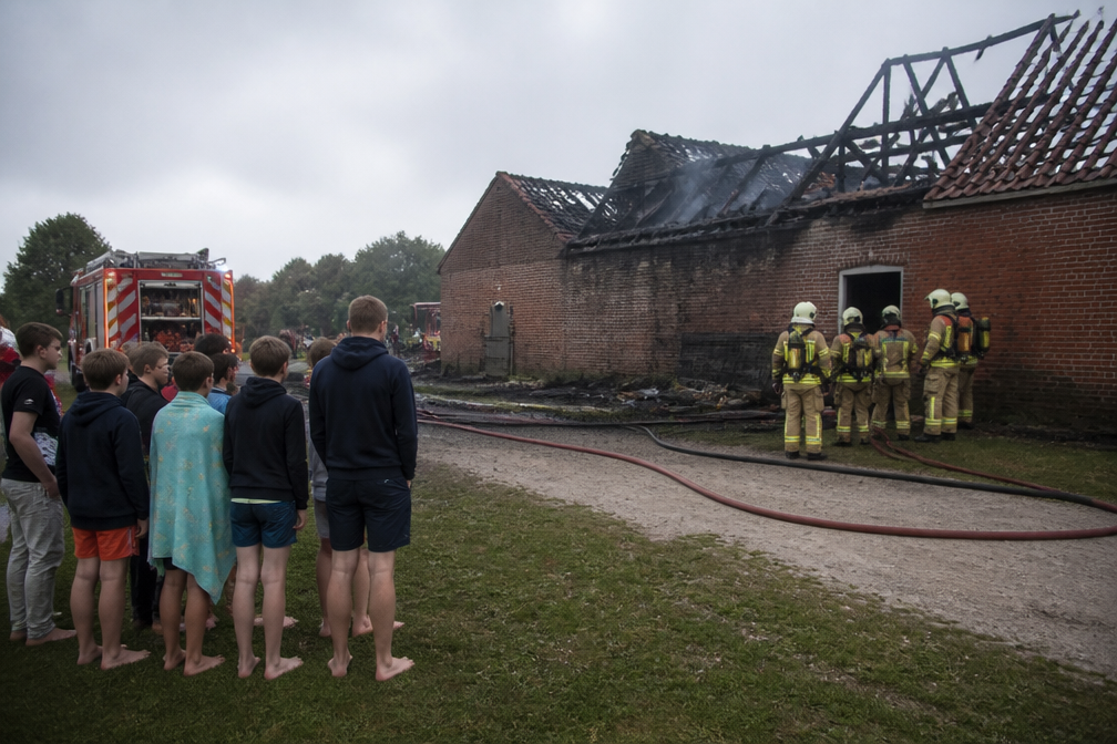 Blikseminslag verwoest schuur met 24 slapende kinderen in Wuustwezel; 2 naar ziekenhuis