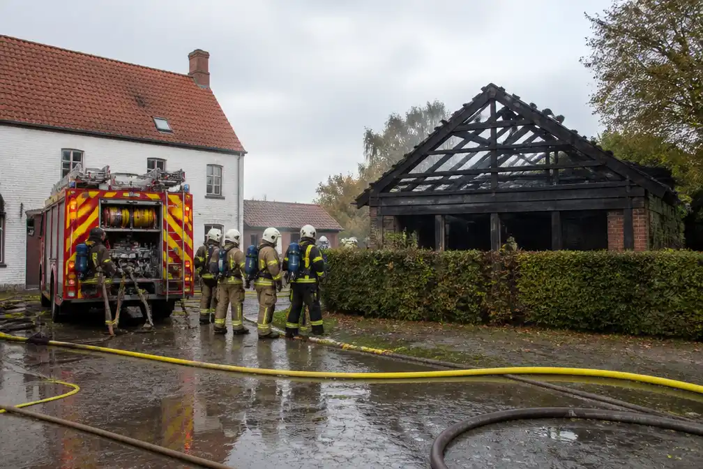 Brand verwoest poolhouse op vakantiehoeve in Nieuwkapelle, 28 gasten geëvacueerd