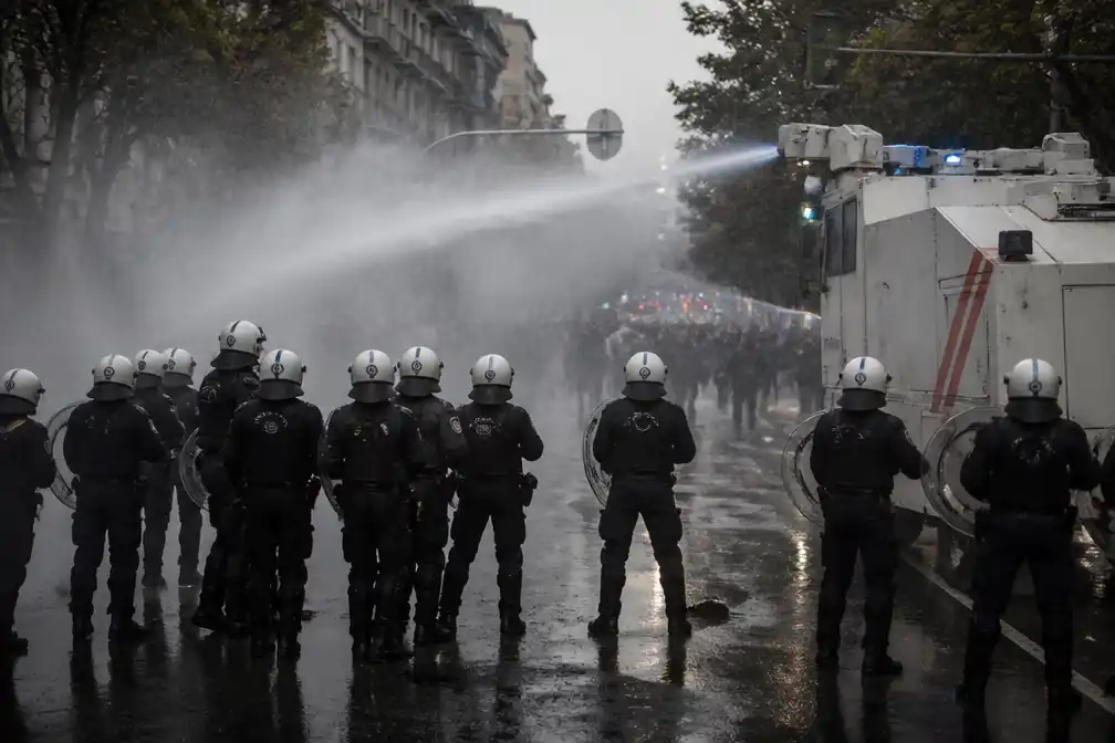 Brusselse politie zet waterkanon en traangas in bij jongerenprotesten