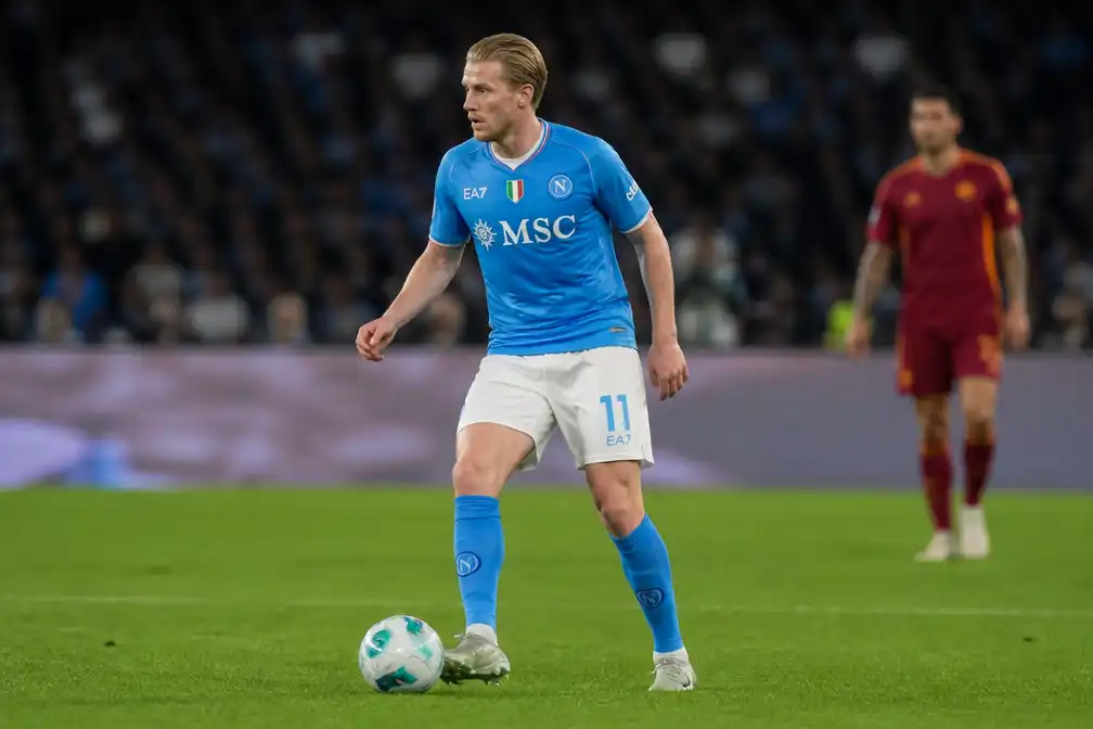 Kevin De Bruyne stuurt Napoli vanop de 'zes' in topper tegen AS Roma