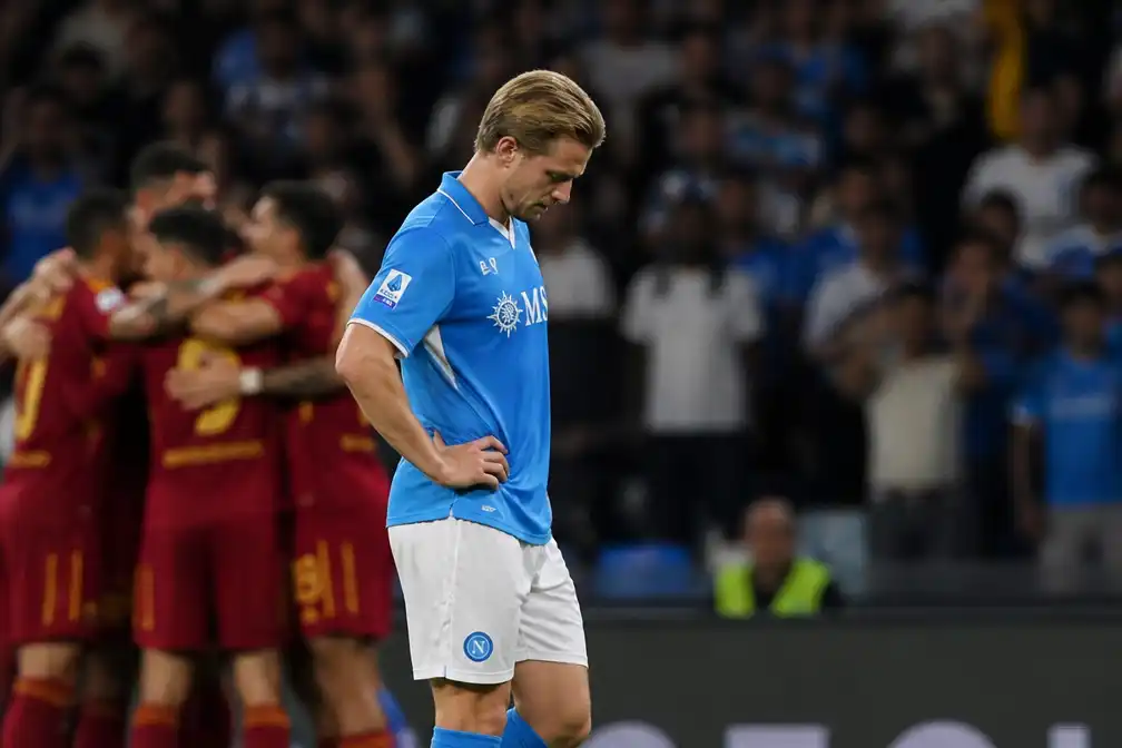 Napoli geeft zege in slotfase weg en speelt 3-3 tegen AS Roma