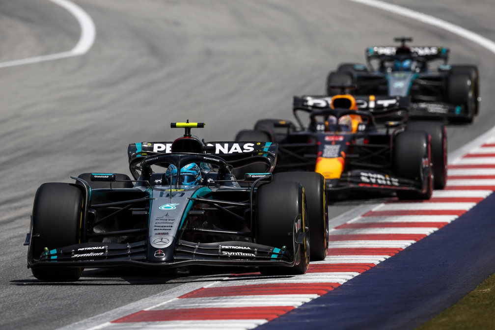 George Russell houdt Max Verstappen af en wint Grand Prix van Oostenrijk