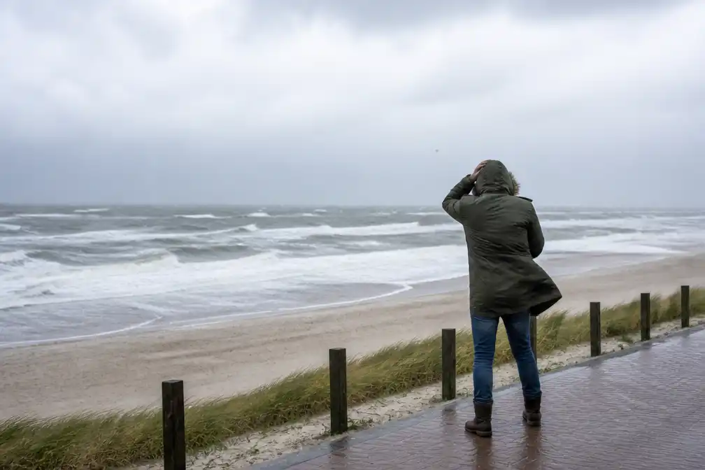 KNMI waarschuwt voor zware windstoten aan de kust tot nacht van zondag op maandag