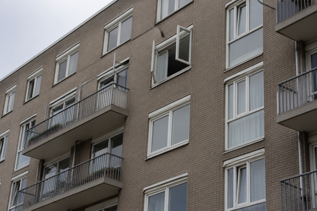 Peuter valt uit raam op derde verdieping in Schiedam, naar ziekenhuis