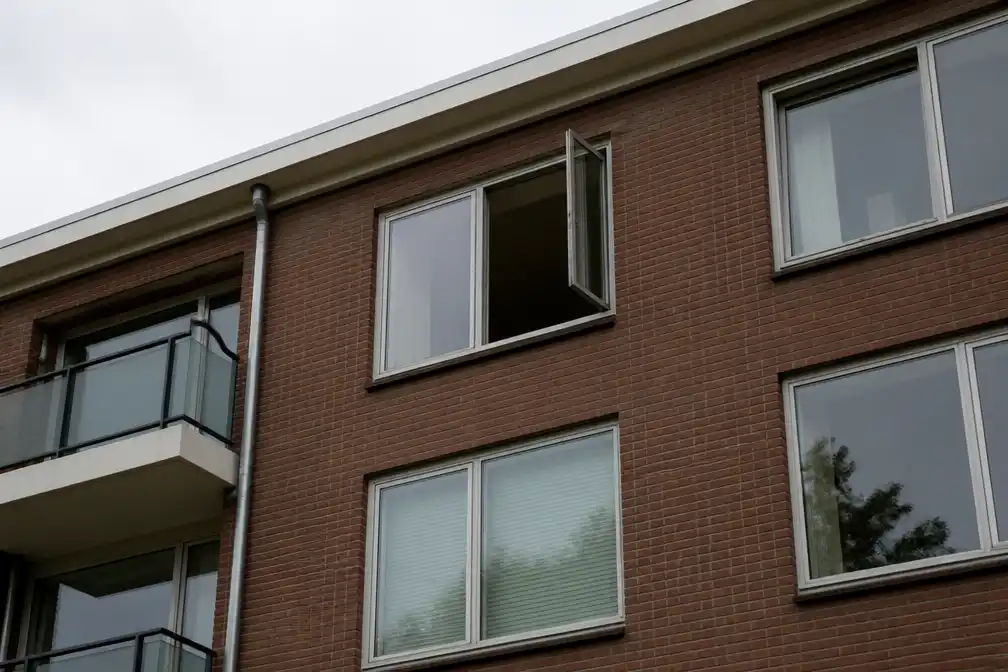 Peuter valt uit raam op derde verdieping in Schiedam, naar ziekenhuis