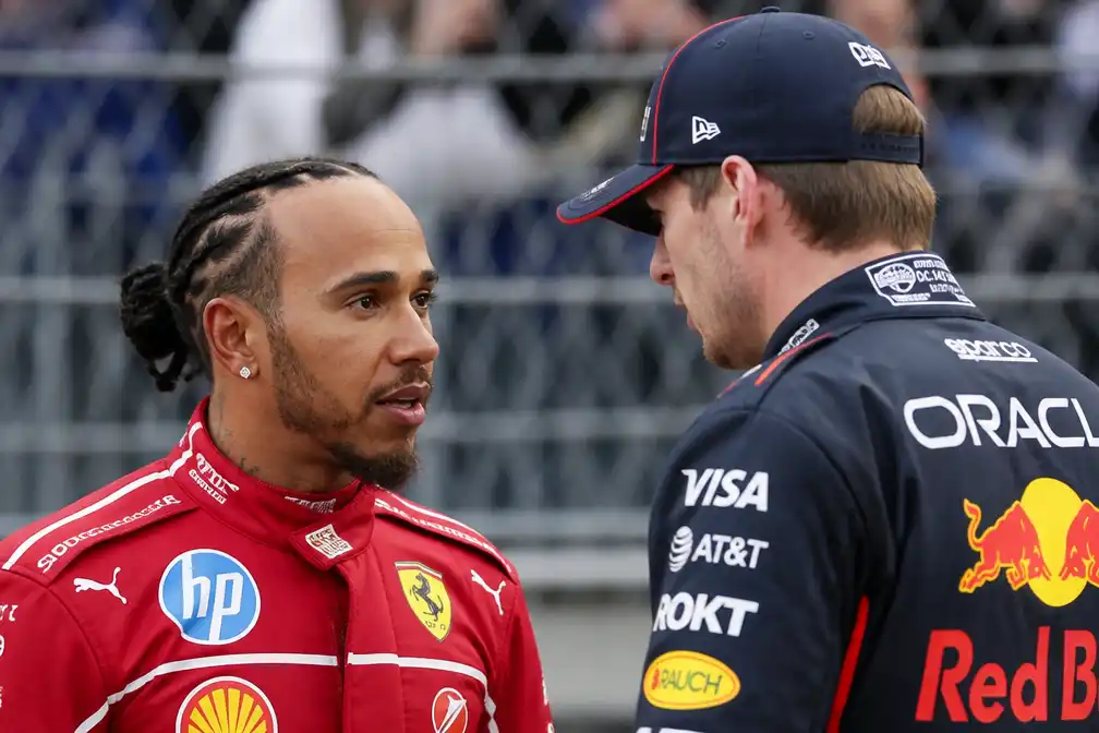 Hamilton oneens met Verstappen over hobbelig circuit Austin: 'Mijn rug is nog helemaal in orde'