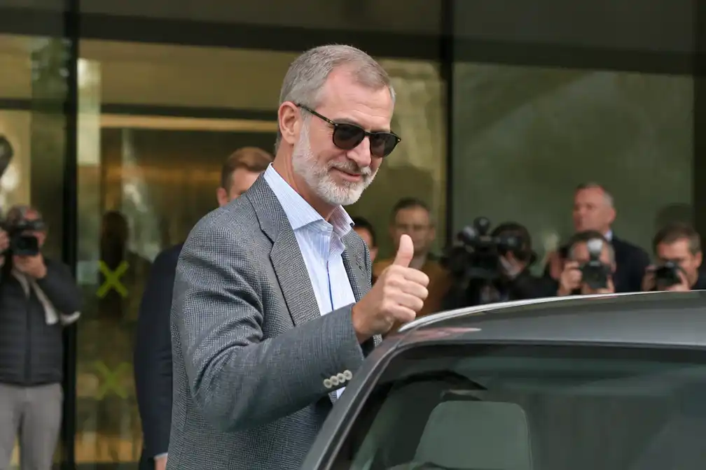 Koning Felipe verlaat oogziekenhuis in Oviedo na staaroperatie