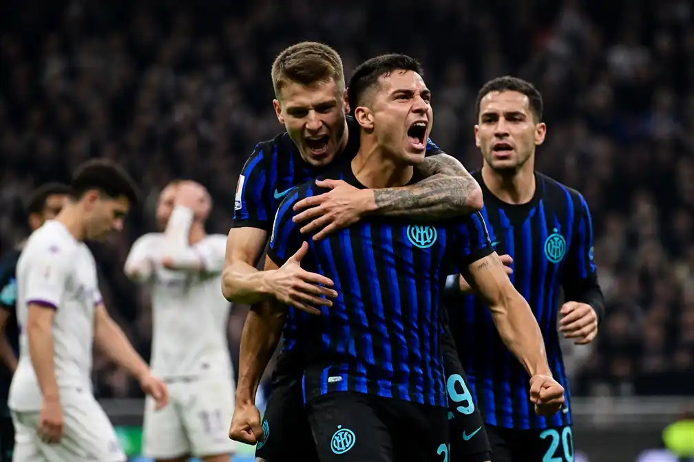 Inter verslaat Fiorentina met twee goals in blessuretijd en pakt koppositie terug