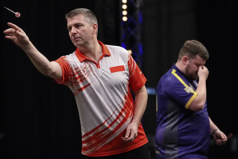 Luke Littler uitgeschakeld op EK darts: Krzysztof Ratajski wint kwartfinale met 10-6