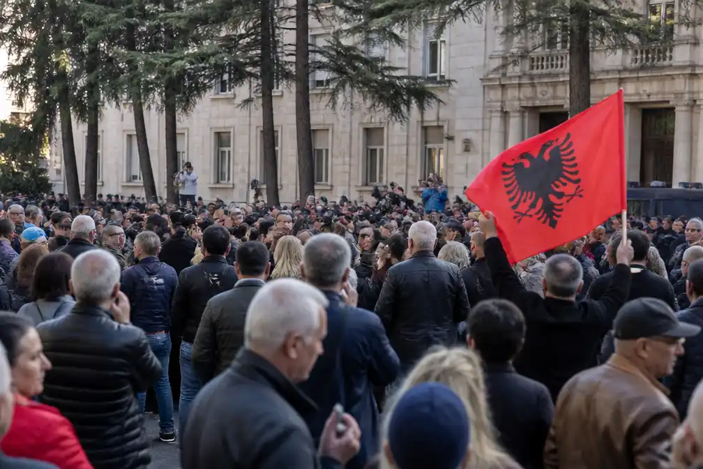 Opnieuw protest in Tirana tegen premier Rama ondanks nieuwe boetes