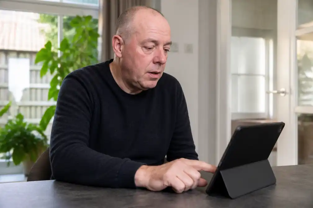 App van TU Delft moet Gerben Oelen (54) helpen nu parkinson praten bemoeilijkt