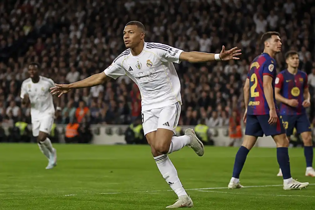 Late dubbel Mbappé bezorgt Real Madrid van Mourinho zege bij Barcelona