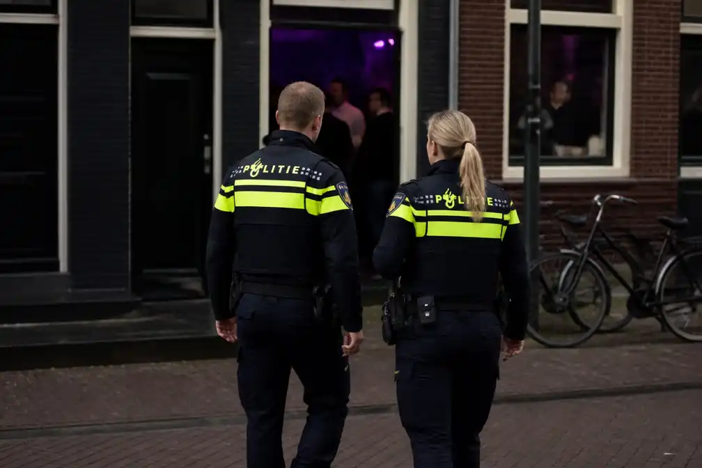 Vrouw zwaargewond bij feest in Amsterdam, politie zoekt dader