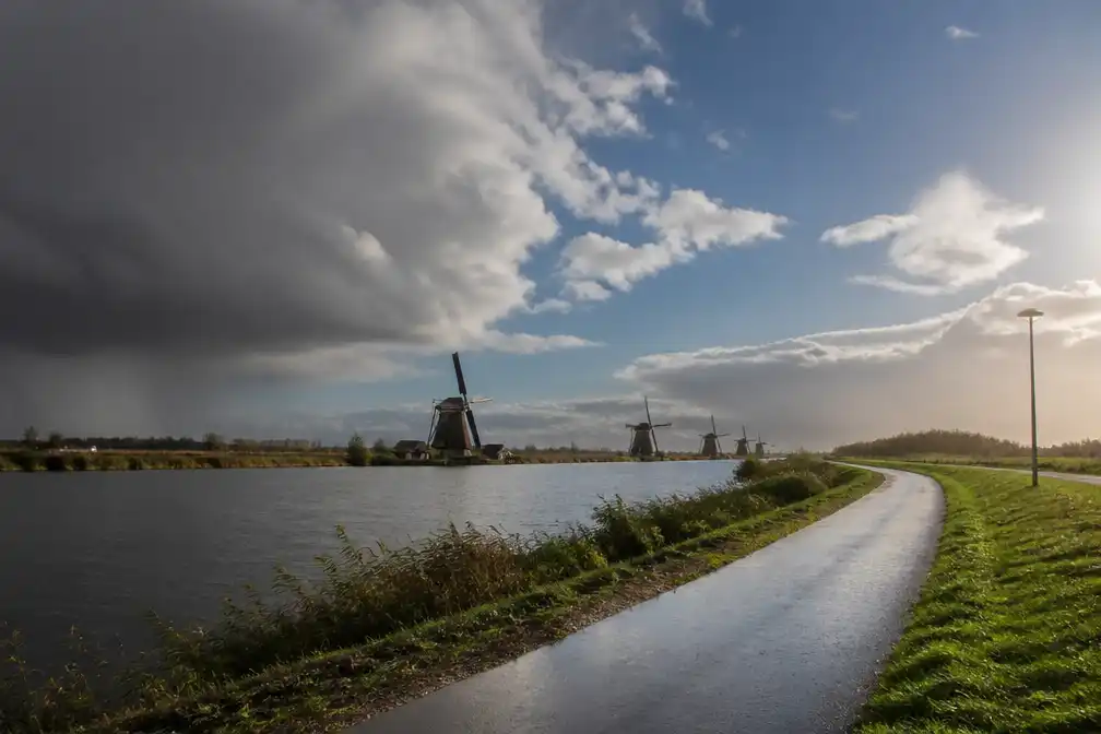 Droog en zonnig begin, later regen vanuit het westen over Nederland
