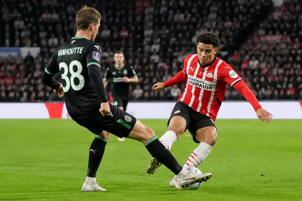 PSV en Feyenoord spelen 1-1 gelijk; Van Hanegem vraagt zich Zechiël-moment af