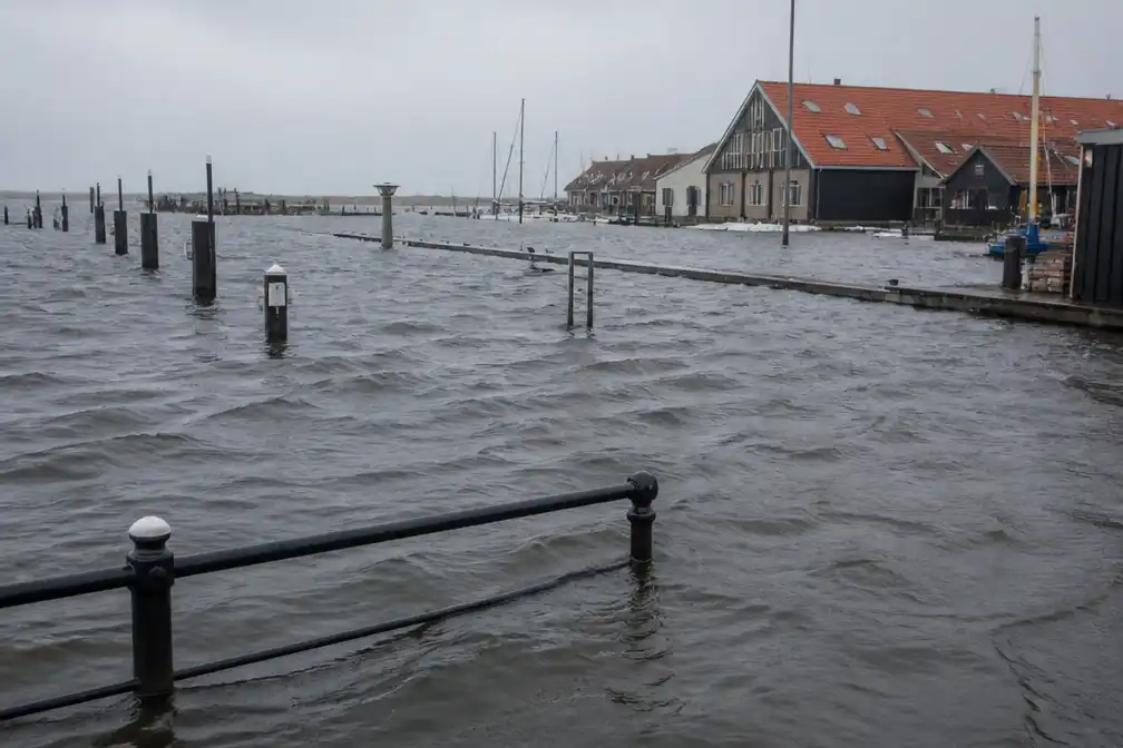 Storm Boelo zet haven van Oudeschild op Texel onder water, ook Harlingen getroffen